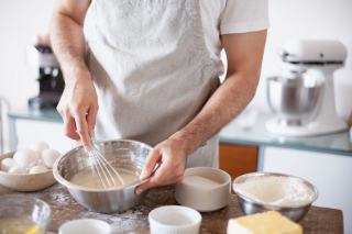 Réussir une pâte à crêpes sans grumeaux, geste par geste